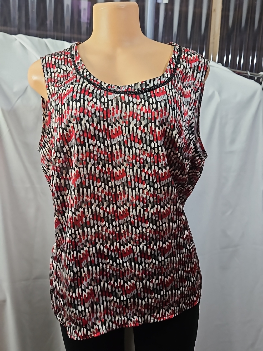 Sleeveless Printed Shell Top in Black, Red & White
